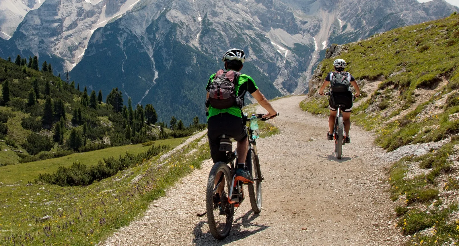 Immagine di due sciatori